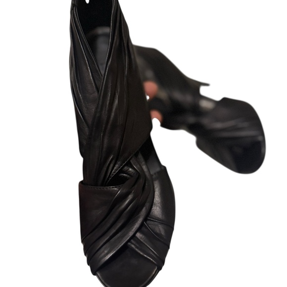 Vera Wang Lavender Heels Size 7.5 M Black Open Toe
Leather Zip Made In Italy - Picture 12 of 16